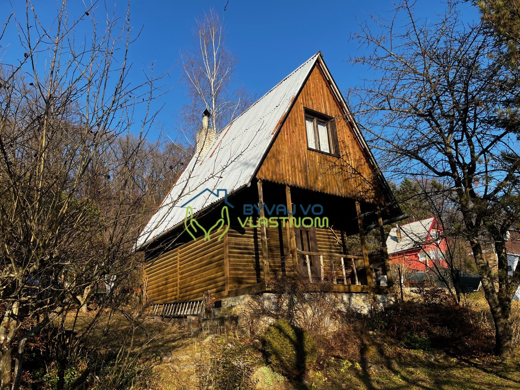 Drevená chata s kozubom a verandou v Medzeve, 20 m²